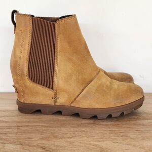 Sorel Joan of Arctic Wedge Chelsea boots in a tan